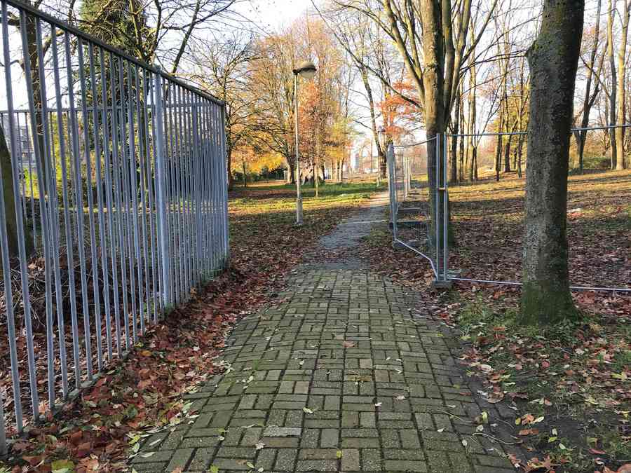 tijdelijk pad langs hekken tijdelijk pad langs hekken